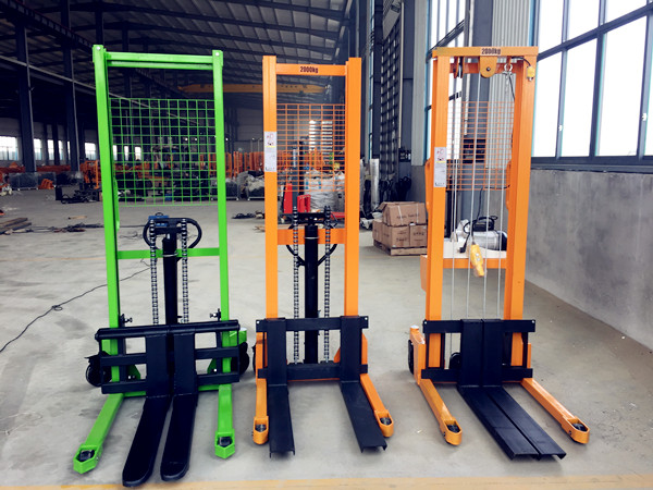 三款手動堆高車對比，手動堆高車價格可致電聯(lián)系客服了解--河北東圣吊索具制造有限公司--小型攪拌機(jī)|石材夾具|液壓堆高車|手動叉車