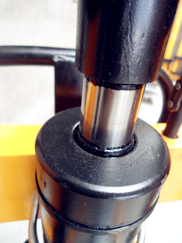 液壓堆高車油缸部位特寫--河北東圣吊索具制造有限公司 液壓堆高車油缸部位特寫--河北東圣吊索具制造有限公司