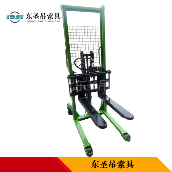 1噸手動堆高叉車不能搬運(yùn)1噸重物?--河北東圣吊索具制造有限公司--液壓堆高車|手動叉車|小型攪拌機(jī)|石材夾具