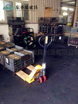 1噸手動(dòng)地牛搬運(yùn)重物現(xiàn)場(chǎng)--河北東圣吊索具制造有限公司--手動(dòng)叉車|液壓堆高車|石材夾具|小型攪拌機(jī)