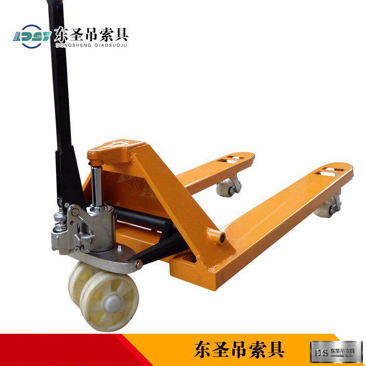 液壓叉車在運(yùn)行過(guò)程中千萬(wàn)不要涉水前行